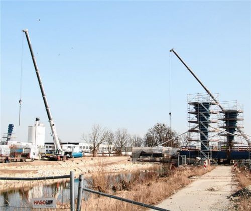 Spektakuläre Bilder aus der Baustellen-Historie der Westtangente: Mit schweren mobilen Lastkränen wurden im Februar 2021 am Rackermoos 16 Tonnen schwere Stahlträger (rechts) für die Westtangenten-Brücke über die Mangfall eingehoben.