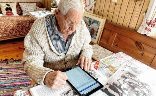 Mithilfe eines Tablets übermittelt Simon Bauer täglich die Daten an den Deutschen Wetterdienst.Fotos Hötzelsperger