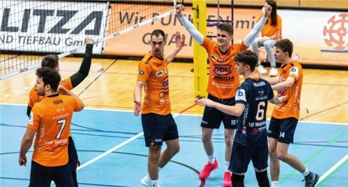 Mühldorfs Volleyballer können sich nach dem 3:0 am Sonntag gegen Friedrichshafen frühzeitig über den Klassenerhalt freuen.Foto Bartsch