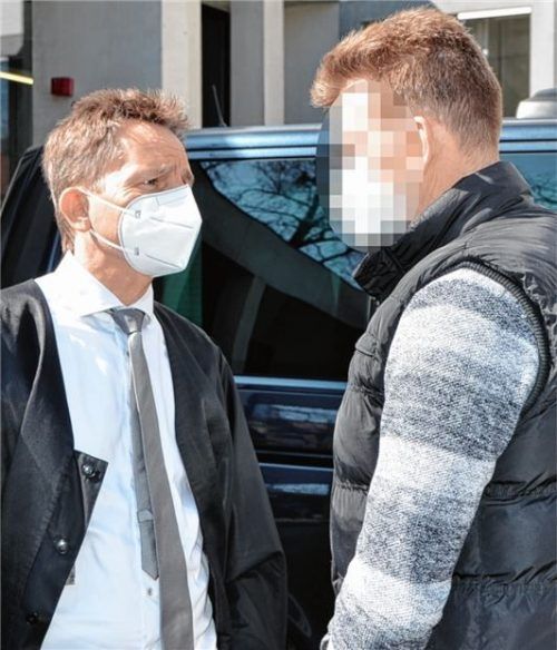 Muss lebenslang in Haft: Der 61-jährige Angeklagte (rechts), hier mit Verteidiger Harald Baumgärtl aus Rosenheim, kurz vor der gestrigen Urteilsverkündung, hat eine 59-jährige Frau aus Bergen getötet und zerstückelt. Foto Kretzmer-Diepold