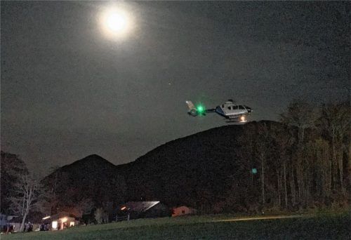 Nach einem gefährlichen Einsatz landet der Hubschrauber am späten Sonntagabend sicher am Bergwachthaus Bad Feilnbach. Die beiden Frauen werden gerettet. Foto  Bergwacht Bad Feilnbach
