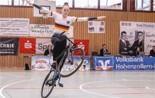 Nationalkadersportler in Jana Pfann beim Dornenstandsteiger rückwärts freihändig, ein Balanceakt, der höchste Konzentration und Körperspannung erfordert. Foto Willfried Schwarz