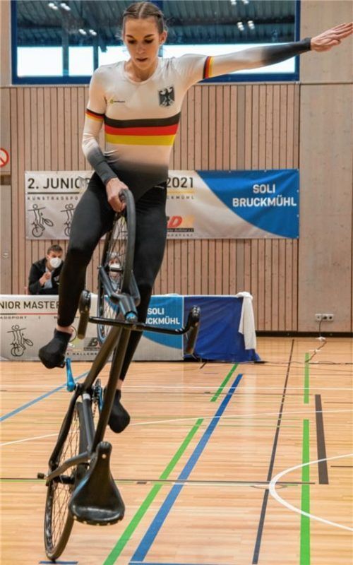 Nationalkadersportlerin Jana Pfann bei ihrer Schlussübung im Finale des zweiten Junior Masters in Bruckmühl, dem Standsteiger rückwärts, eine Übung, die kraftvoll und schnell ausgeführt werden muss.Fotos Hubert Dandl