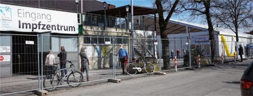 Neben dem Impfzentrum in Rosenheim (im Bild) soll der Arzt auch noch in Karlsfeld im Landkreis Dachau aktiv gewesen sein. Foto Kreklau