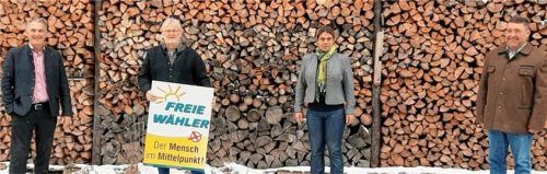Neu in der Runde: Freie-Wähler-Kreisvorsitzender Sepp Hofer (links), Barbara Stein und Sepp Lausch begrüßen den neuen Parteifreund Gerhard Schloots (Zweiter von rechts). Foto Freie Wähler