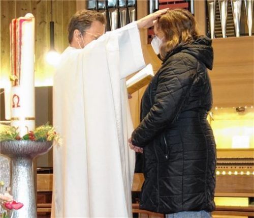 Neue Kommunionhelferin in der Pfarrei Wiederkunft Christi ist Anita Hagn; hier empfängt sie von Pfarrer Scheurenbrand den Segen.