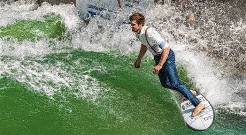 Nicht nur als gefragter Planungsexperte für Anlagen zum Flusssurfen, sondern auch als passionierter Surfer, macht Benjamin Di-Qual vom Verein Chiemgau-Welle eine gute Figur. Foto RE