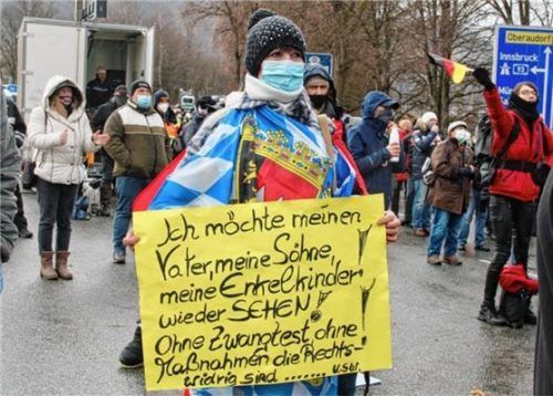 Nur wenige Teilnehmer gingen demonstrativ auf das eigentliche Thema der Versammlungen ein, die menschlichen Aspekte der Grenzmaßnahmen.Foto Schmidt