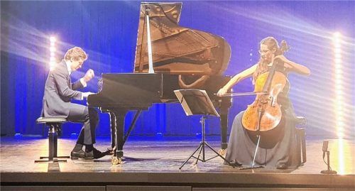 Ohne Live-Publikum: Katharina Schmidt und Thomas Schuch beim Auftritt im Chiemseesaal. Foto Prien Marketing