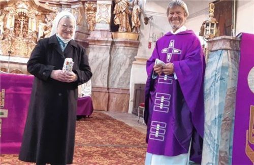 Pfarrer Otto Stangl verabschiedete Schwester Edelberta in der Pfarrkirche St. Georg. Fotos Schick