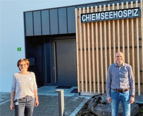 Pflegedienstleiterin Ruth Wiedemann und Vorstand Stefan Scheck vor dem Chiemseehospiz in Bernau. Foto RE