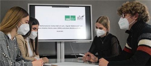 Planen gemeinsam das „Mobile Mathelabor“: Anastina Farnbacher, Mia Grandauer, Antonia Tramp und Severin Weidmann vom P-Seminar Mathematik des IGG Rosenheim. Foto privat
