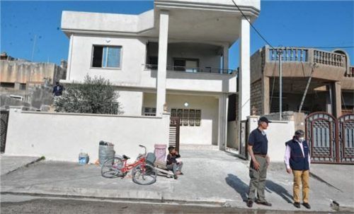 Prinz von Lobkowicz besuchte eine Familie, die schon in einem der wieder hergerichteten Häuser wohnt. Fotos Re, dpa