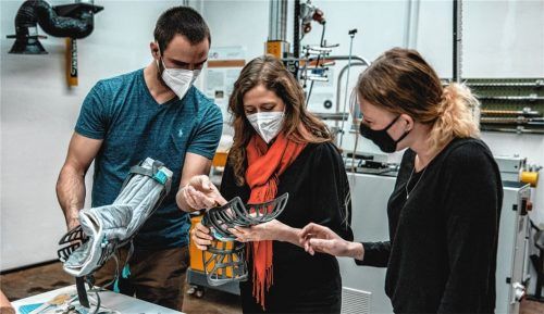 Prof. Nicole Strübbe, die Leiterin des neuen Studiengangs Medizintechnik (Mitte), mit den Studierenden Michael Sigrüner und Lena Hörl im Labor für Kunststofftechnik. Bild: Lisa Lanzinger