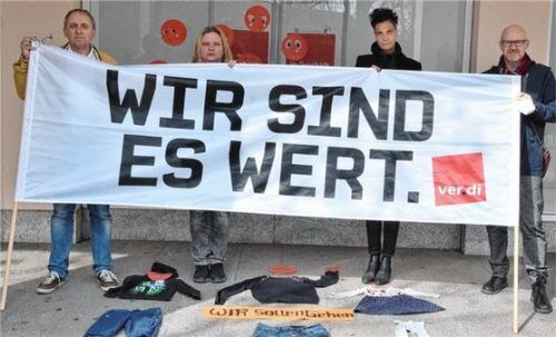 Protest in der Bahnhofstraße: (von links) „Verdi“-Bezirksgeschäftsführer Robert Metzger, die Betriebsrätinnen Diana Bieberstein und Manuela Neusser sowie Günter Zellner, Geschäftsführer der DGB-Oberbayern, wollen den geplanten Stellenabbau bei „H&M“ verhindern. Foto Schlecker