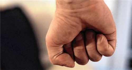 Prügelei zwischen zwei Familien: Das Amtsgericht Rosenheim hat vier Kosovaren aus dem Raum Rosenheim zu Freiheitsstrafen auf Bewährung verurteilt. Foto dpa