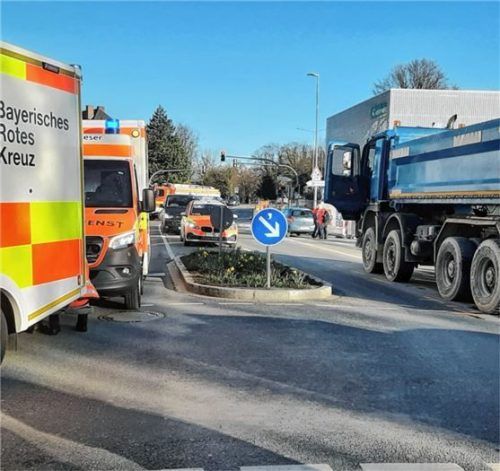 Rettungsdienst und Feuerwehr waren mit zahlreichen Einsatzwagen vor Ort.Fotos Reisner