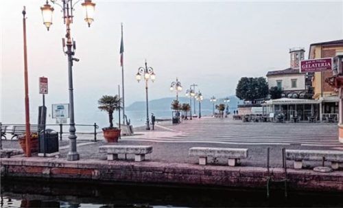 ro lazise re

Verwaiste Uferpromenade in Lazise

Foto facebook.com/comunedilaziseofficial