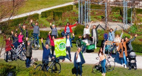 Rosenheim auf dem Rad entdecken und gewinnen: Vertreter der teilnehmenden Betriebe freuen sich auf den morgigen Beginn des Osterradelns. Foto M. Huber