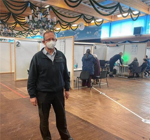 Rosenheims Impfkoordinator Hans Meyrl setzt auf eine Verdopplung der Kapazitäten im April. Dazu werden sieben bis neun neue Impfstraßen, zusätzlich zu denen in der Inntalhalle (Bild), in einem benachbarten Zelt eingerichtet. Foto  Mischi
