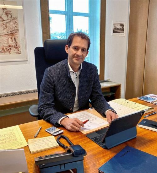 Oberbürgermeister Andreas März fordert Klaus Stöttner auf, Ungereimtheiten aufzuklären.