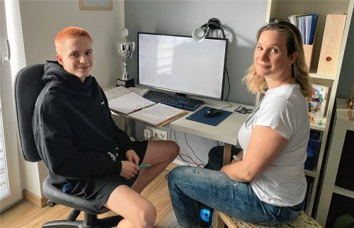 Samuel und Christine Beinhofer aus Rosenheim lernen gemeinsam an Samuels Schreibtisch. Er geht in die zehnte Klasse an der Johann-Rieder-Realschule und bereitet sich im Corona-Lockdown auf seine Abschlussprüfungen vor. Foto privat