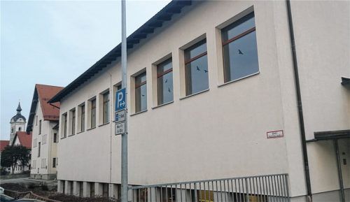 Saniert ist die Vogtareuther Grundschulturnhalle schon, Kämmerer Josef Furtner wartet aber noch auf 175000 Euro an Zuschüssen. Foto  Hampel