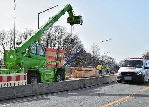 Sanierungsarbeiten am Brückenberg: Seit Anfang Februar steht jeweils nur eine Fahrspur für die Fahrtrichtung stadteinwärts und stadtauswärts zur Verfügung. Foto Schlecker