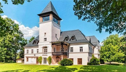 Schloss Pullach in Kolbermoor: Zum Anwesen gehört auch ein Park mit vielen alten Bäumen. Foto Foto Archiv Immovision
