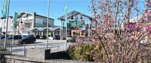 Schnell füllte sich gestern der Parkplatz beim Rosenheimer Gartencenter. Die Menschen wollten Blumen und Pflanzen kaufen. Der große Ansturm blieb aber hier eher aus.