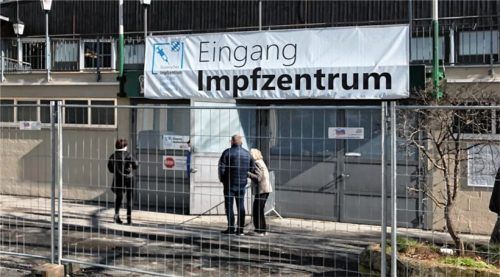 Zum Impfzentrum in der Inntalhalle auf der Loretowiese in Rosenheim müssen auch die Kolbermoorer Bürger. DasBürgerhaus in Kolbermoor vermittelt jetzt bedürftigen Senioren eine Taxifahrt. Foto Archiv
