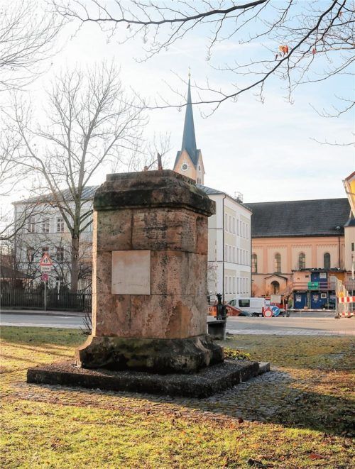 Seit 1963 stand der Kini auf dem Platz an der Hasslerstraße. Auf seinem Sockel blickte er in Richtung Kirche Heilige Dreifaltigkeit.