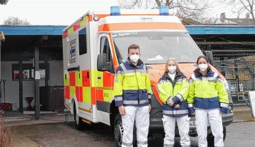 Seit Anfang März ist der Rettungswagen Eggstätt 71/1 einsatzbereit. Im Dienst sind der Notfallsanitäter Manuel Huber zusammen mit Kollegin Andrea Hochreiter (rechts) und Rettungssanitäterin und Praktikantin Stefanie Heiderscheid (Mitte).Foto Kirchner
