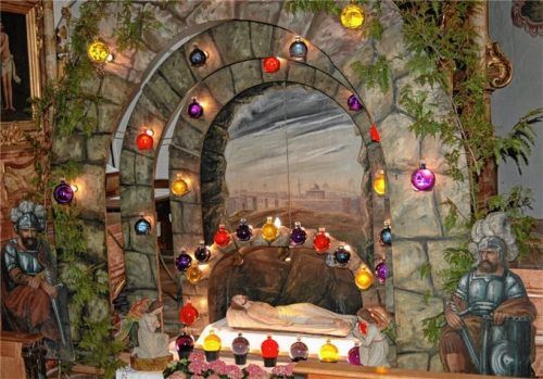 Seit über 100 Jahren wird das Heilige Grab in der Dorfkirche in St. Michael in Niederaudorf aufgebaut.Foto Lotter