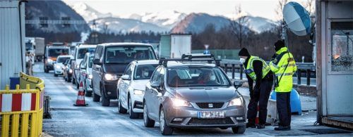 Seit Wochen kommt es wegen der Corona-Pandemie zu Kontrollen an der Grenze zwischen Bayern und Tirol. Vor allem für Berufspendler und Familien ist die Situation oftmals sehr belastend. Mit einer Petition an die Bayerische Staatsregierung wollen Bürger auf den Missstand aufmerksam machen. Foto DPA