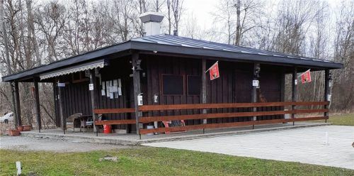 Sicher kein Schmuckstück, aber seit Generationen ein beliebter Treffpunkt: Der Kiosk am Rotter Ausee soll jetzt saniert und erweitert werden.Foto Helm