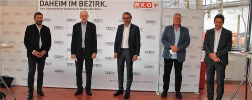 Sie schildern die akuten Probleme in der Arbeitswelt im Grenzraum: IHK-Vize Georg Dettendorfer, Präsident der Euregio Inntal Professor Walter Mayr, Kammerobmann Manfred Hautz sowie Firmenchef Wolfgang Engl aus Tirol und Geschäftsführer Heinz Ritzer aus Bayern. Foto Eberharter