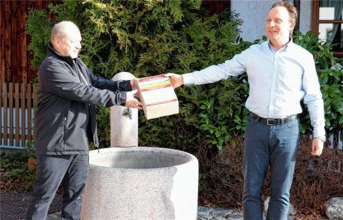 Startschuss für das Bürgerbegehren: Dirk Köberle (links), Sprecher der Bürgerinitiative „Frasdorfer Anger“, übergibt die Unterschriften an Bürgermeister Daniel Mair.Foto Rehberg