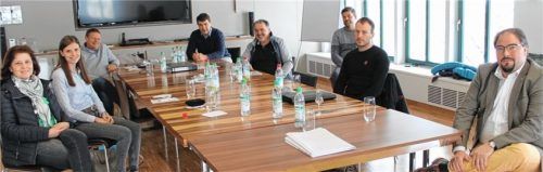 Stellen Forderungen an die Regierung: (von links) Urlaub-auf-dem-Bauernhof-AnbieterMaria und Veronika Ober vom Esterer Hof, CSU-Ortsvorsitzender Sepp Daxenberger, der ehemalige Bürgermeister Bernd Ruth, Matthias Untermayer vom Moierhof, Thomas Reitmaier vom Huberhof, Thomas Schroll vom Staller Ferienhof und Dr. Ulrich Zissler von der CSU. Foto Rasch