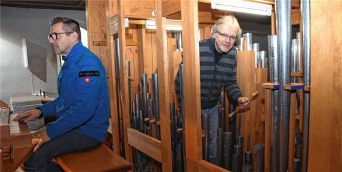Stimmen die Orgel in der Pfarrkirche Heilig Kreuz neu ein: Orgelbaumeister Reinhard Frenger (rechts) und sein Mitarbeiter Frank Pettenkofer.Foto Ruprecht