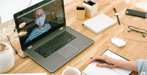 Studieren ist in Corona-Zeiten wenig reizvoll. Das Leben findet zum Großteil vor dem Laptop statt. Wie sich also entscheiden? Foto pixabay