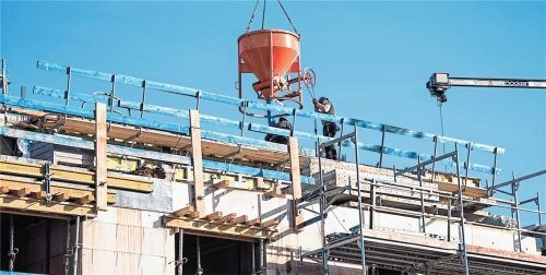 Trotz großer Einschränkungen im Zuge der Corona-Krise darf weiterhin fleißig gebaut werden. Bauherren sollten dennoch auf bestimmte Schwierigkeiten vorbereitet sein.Foto Daniel Bockwoldt/dpa