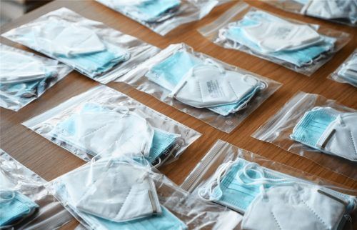 Tüten mit FFP2-Masken und OP-Masken: Unsere Leser machen sich Gedanken um Wirksamkeit und mögliche gesundheitliche Folgen.Foto dpa