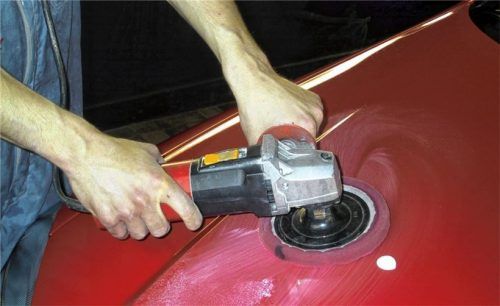 Umwelteinflüsse setzen der Karosserie im Laufe der Jahre zu. Eine professionelle Lackpflege schafft Abhilfe. Foto Auto-Medienportal.Net/Ute Kernbach