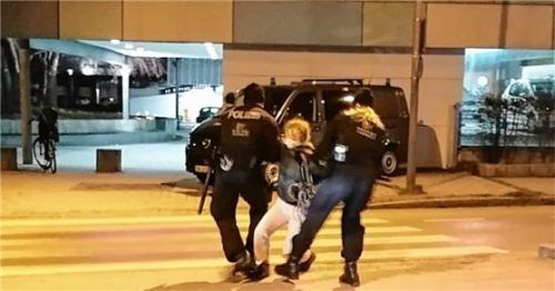 Verwackelte Handybilder von Teilnehmern zeigen den Polizeieinsatz. Foto privat