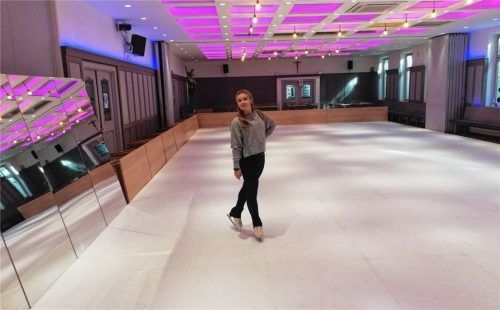 Viel Platz zum Trainieren: Für Eiskunstläuferin Chiara Höhensteiger wurde der Festsaal des Familiengasthofs kurzerhand zur Eisfläche umfunktioniert. Foto Sautter