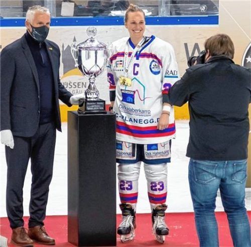 Von Bundestrainer Christian Künast, der auch schon in Rosenheim spielte, gab es den Meisterpokal.Foto privat
