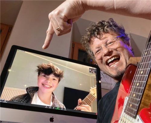 Vorbereitung für die Fernsehshow, pandemiebedingt per Internet: Gitarrenlehrer Thomas Kraus (rechts) und sein Schüler Benno Panhans.Foto Kraus