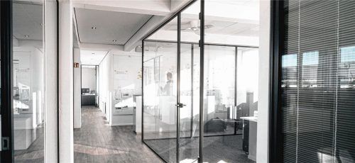 Wände aus Glas bieten Schallschutz bei gleichzeitiger optischer Weite und Transparenz. Foto BF/ FRERICHS GLAS GMBH.