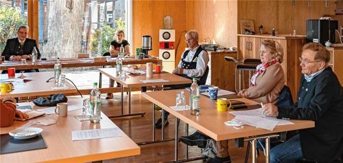 Waren sich einig in ihrer Ablehnung der Bohrung: Landtagsabgeordneter Florian Streibl (Freie Wähler), Andrea Aicher, Gemeinderat Peter Aicher, Mary Fischer vom FW-Kreisvorstand Rosenheim und Landtagsabgeordneter Hans Friedl (Freie Wähler). Foto re